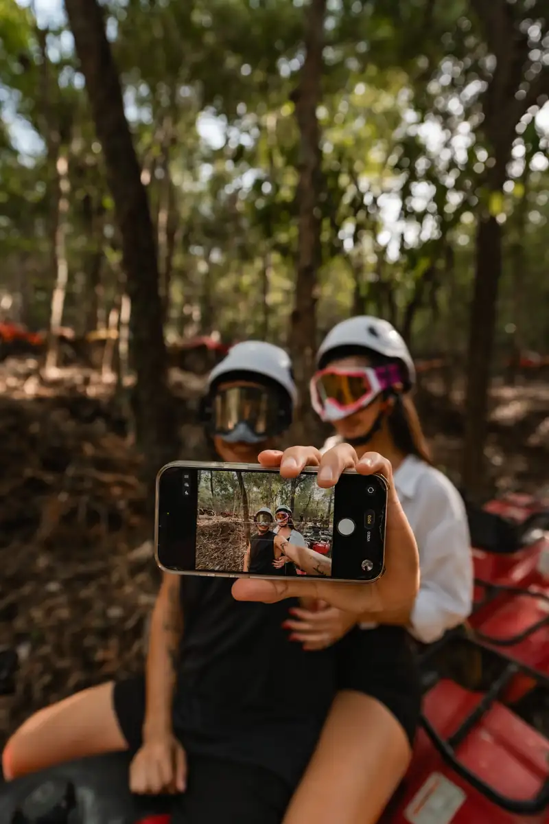 Pareja tomándose una selfie en una cuatrimoto en la selva