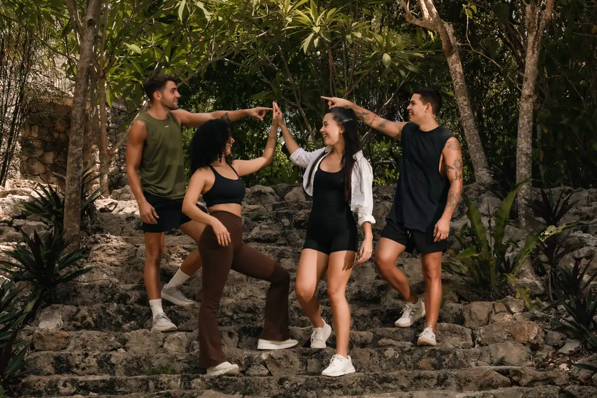 Amigos explorando un camino de la selva cerca de Cancún